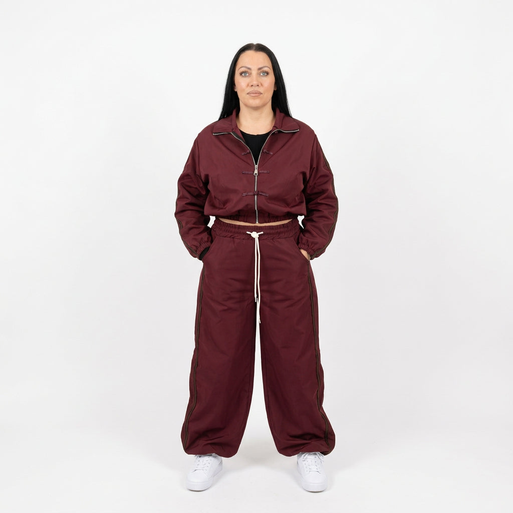 Completo sportivo con dettagli coreani